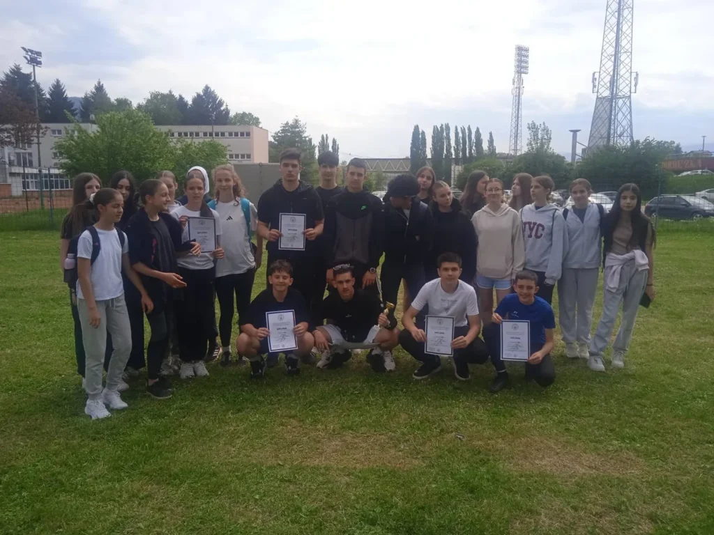 Učesnici Atletskog kupa na sportskom terenu, s osvojenim diplomama.