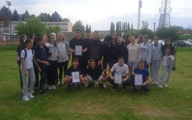 Učesnici Atletskog kupa na sportskom terenu, s osvojenim diplomama.
