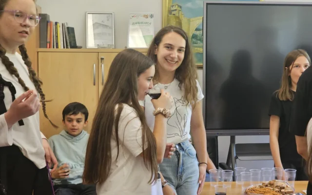 Druženje učenika tokom svečanog prijema u školi.