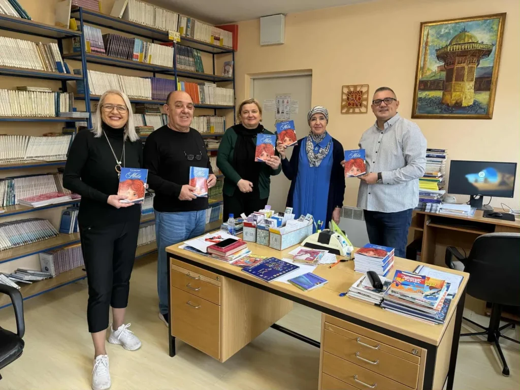 Predaja primjeraka knjige Mila u školskoj biblioteci.