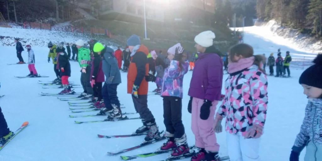 Učenici na skijaškoj stazi tokom škole skijanja na Bjelašnici.