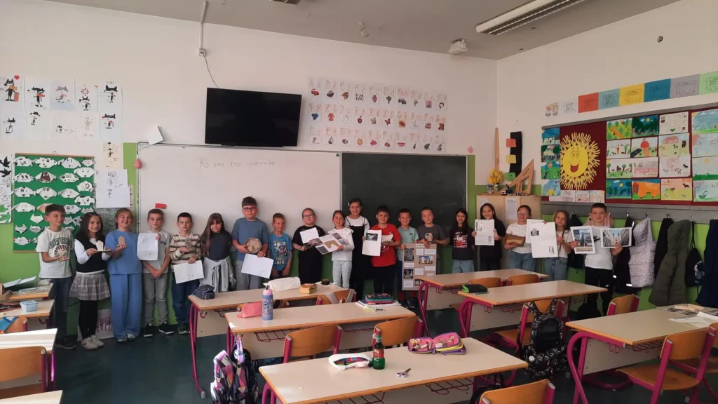 Učenici trećih razreda predstavljaju radove na radionici Ko smo kroz spomenike.