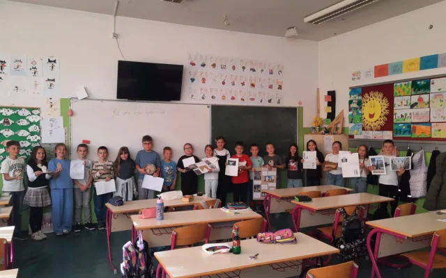 Učenici trećih razreda predstavljaju radove na radionici Ko smo kroz spomenike.