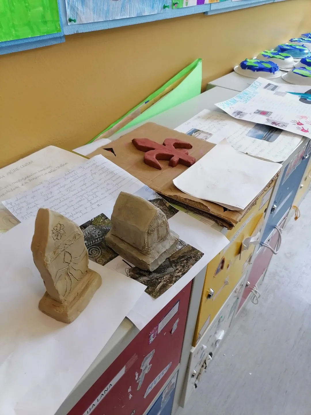 Učeničke makete stećaka i drugi radovi na školskoj izložbi.